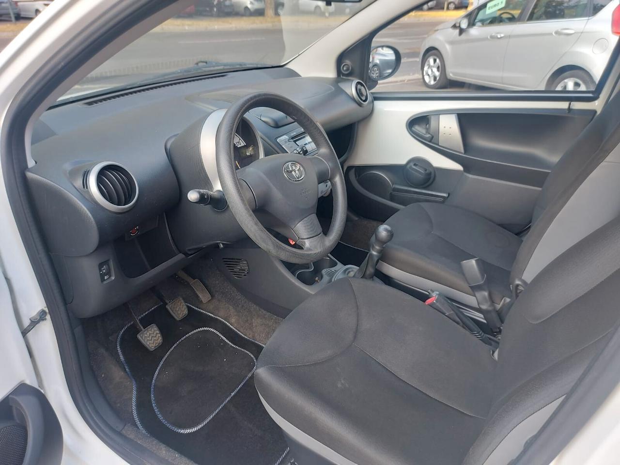 Toyota Aygo - con SENSORI DI PARCHEGGIO