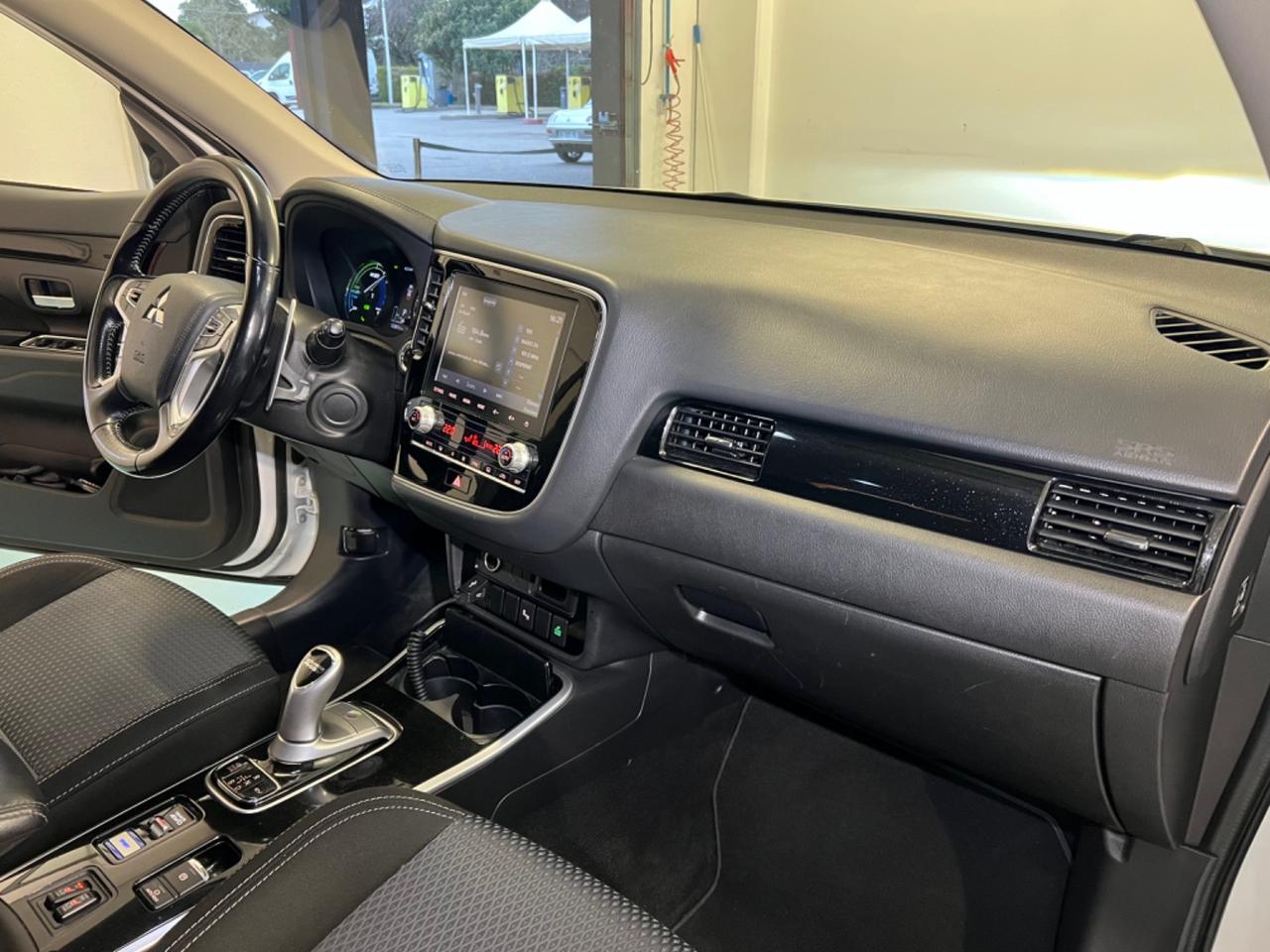 Mitsubishi Outlander 2.4 MIVEC 4WD PHEV Instyle Plus SDA