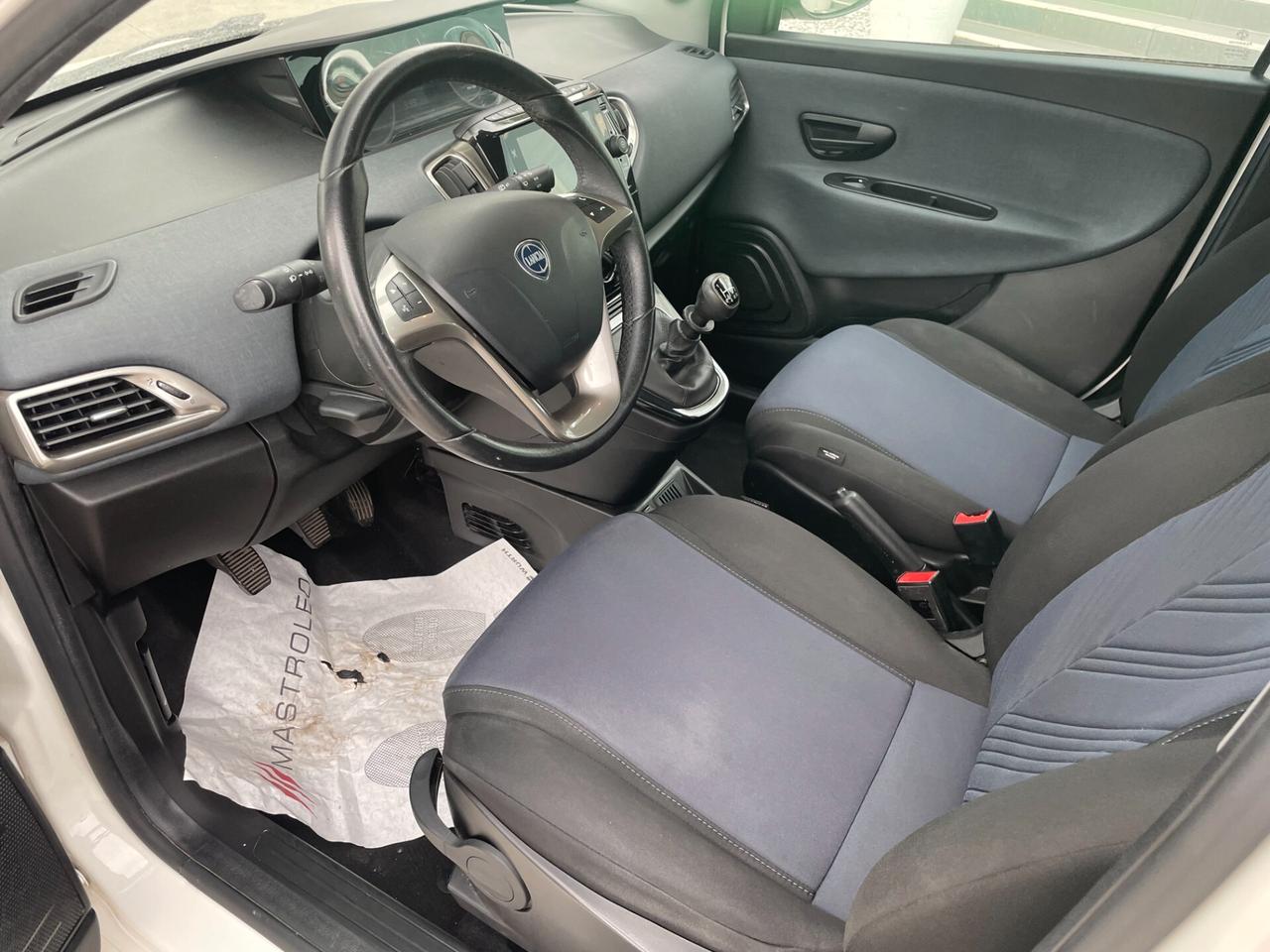Lancia Ypsilon 1.0 FireFly 5 porte S&S Hybrid Silver