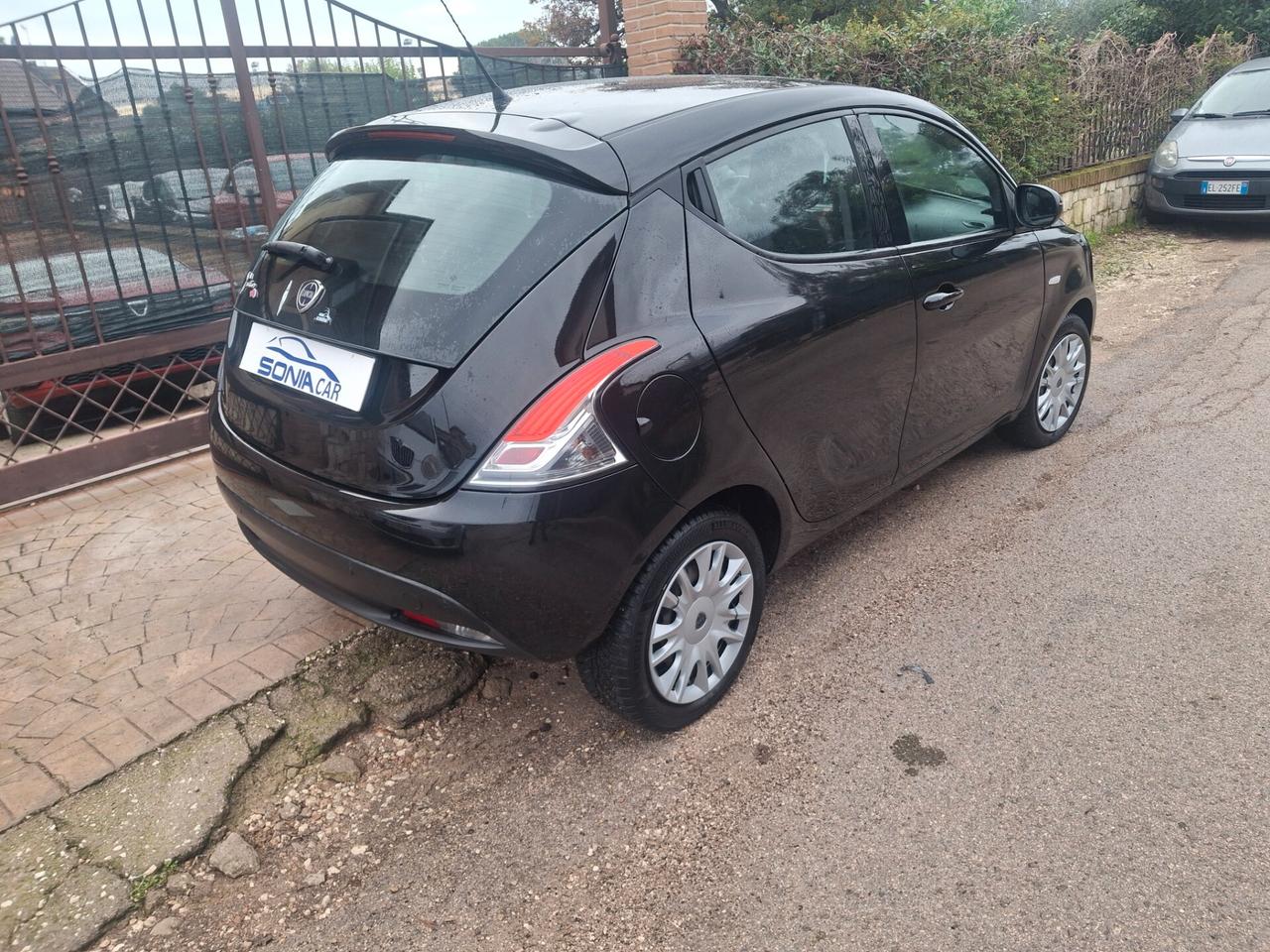 Lancia Ypsilon 1.2 69 CV 5 porte GPL Ecochic Silver neopatentati