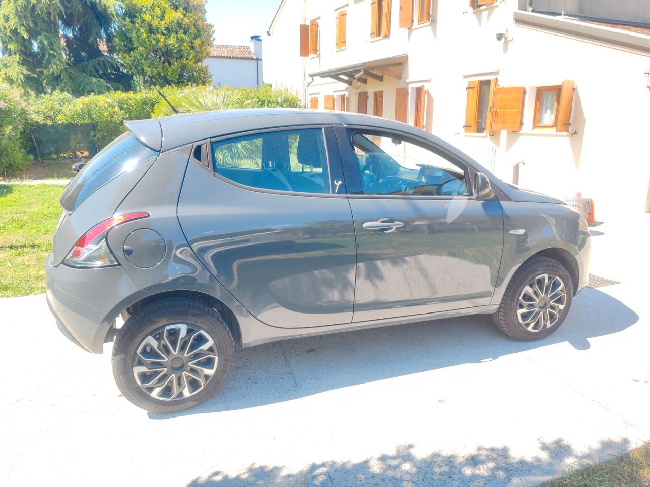 Lancia Ypsilon 0.9 TwinAir 85 CV 5 porte Metano 2015