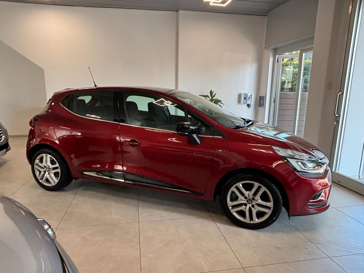 Renault Clio TCe 12V 90 CV 5 porte Moschino Intens