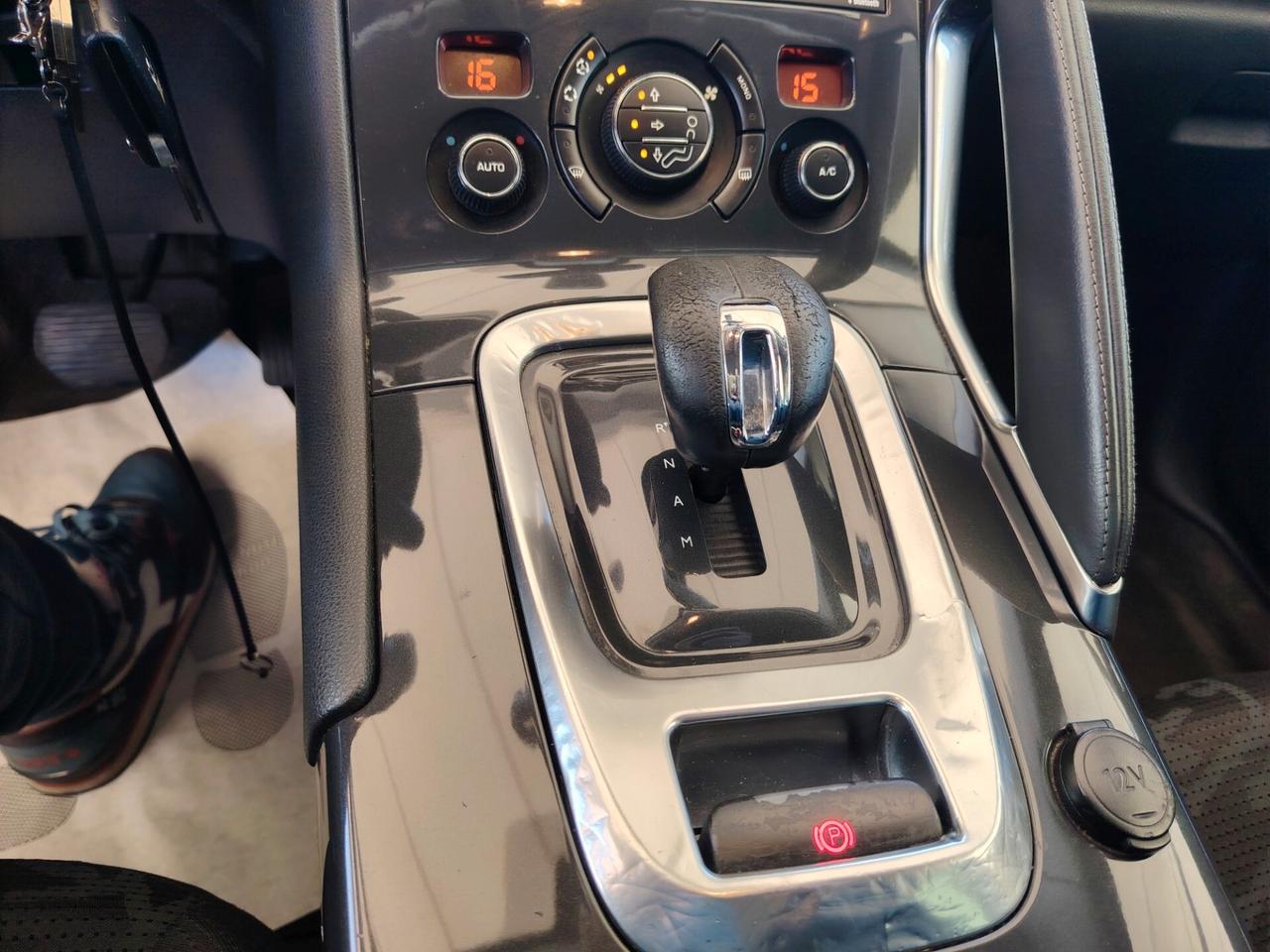 Peugeot 3008 HYbrid4 diesel full opt.