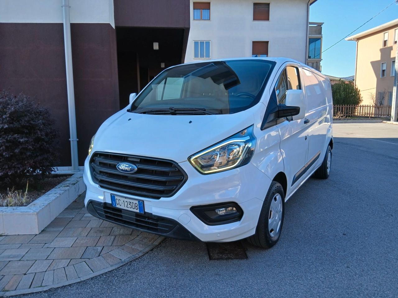 Ford Transit Custom 2.0d Hybrid Diesel tuo a € 199 mese