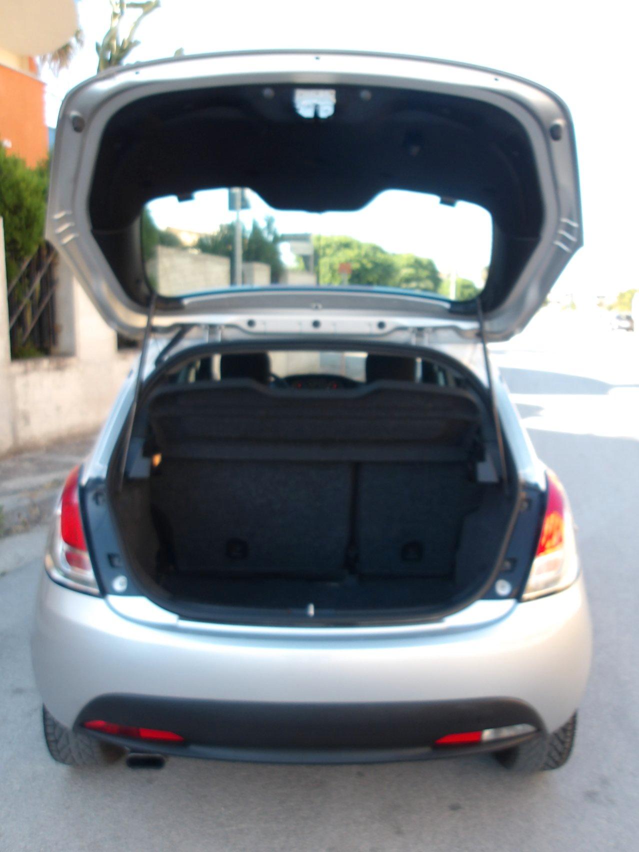 Lancia Ypsilon 5 Porte Ypsilon 1.2 8v Silver c/clima 69cv