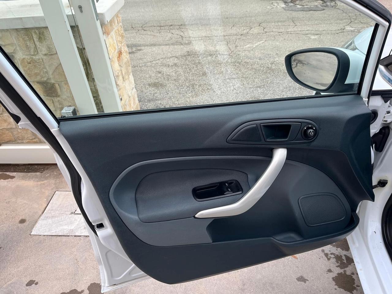 Ford Fiesta 1.4 TDCi 68CV 5 porte Titanium