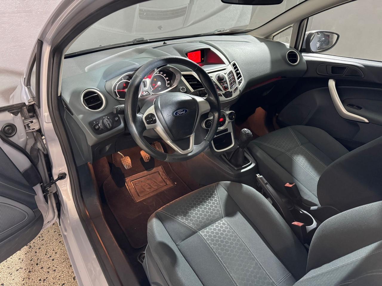 Ford Fiesta 1.4 TDCi 70CV 3 porte Titanium PER NEOPATENTATI