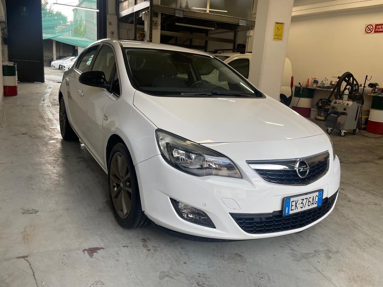 Opel Astra 1.6 Turbo 180CV 5 porte Cosmo S