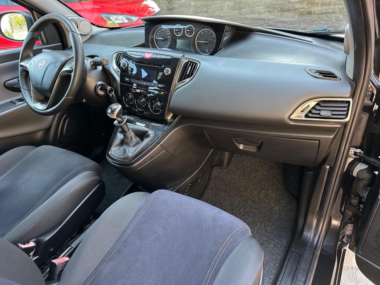 Lancia Ypsilon 1.2 69 CV 5 porte S&S Gold neopatentati