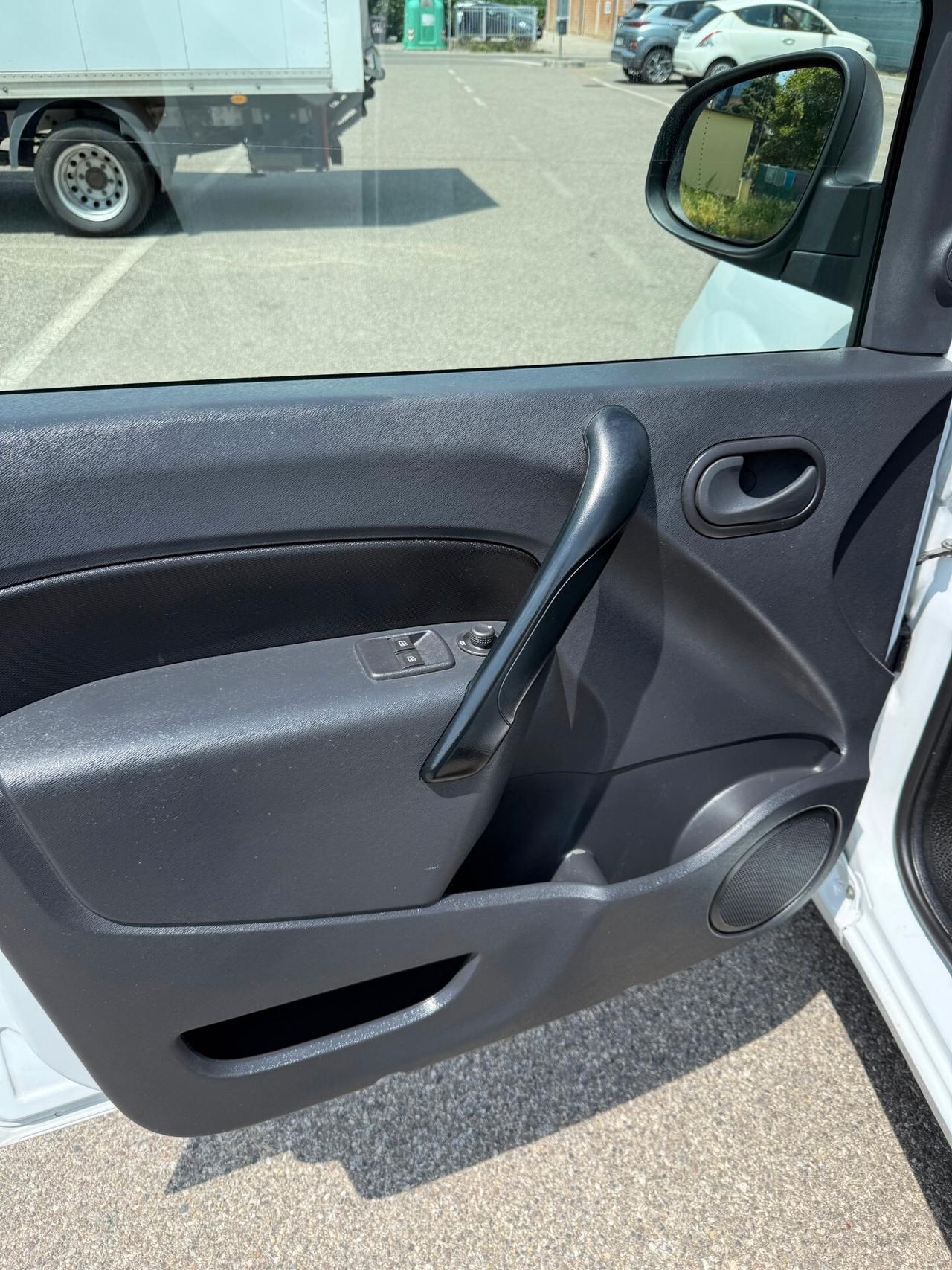 Renault Kangoo 1.5 dci - NEOPATENTATI - 12 MESI DI GARANZIA -
