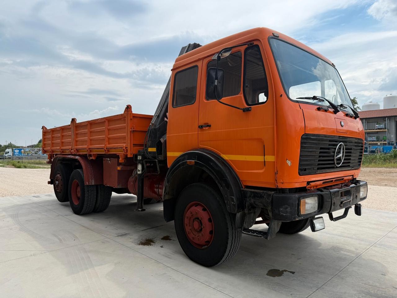 Mercedes Benz SK 1919 ribaltabile trilaterale con Gru HIAB Hidrocom 140