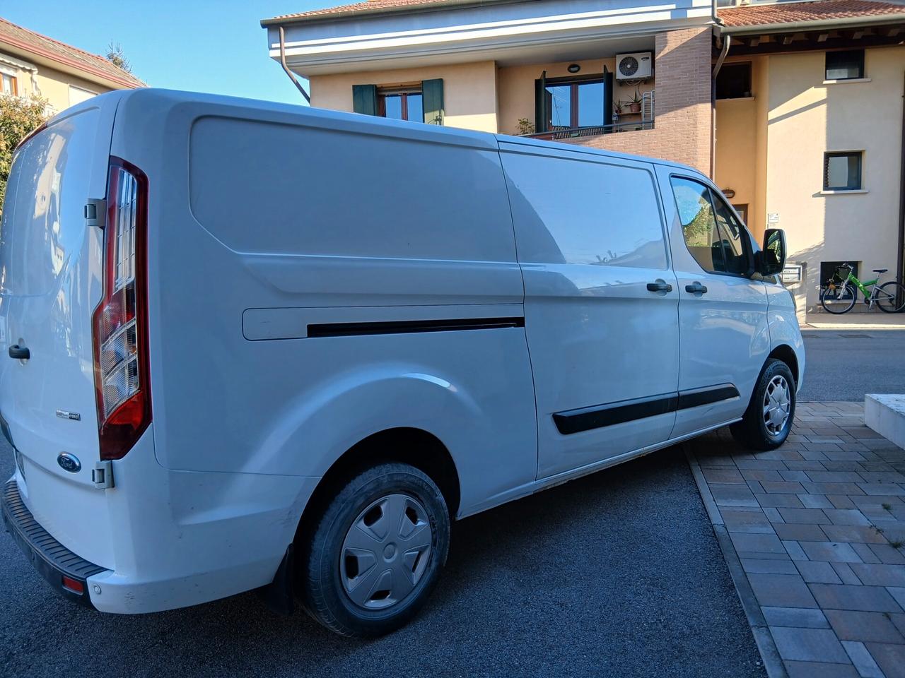 Ford Transit Custom 2.0d Hybrid Diesel tuo a € 199 mese