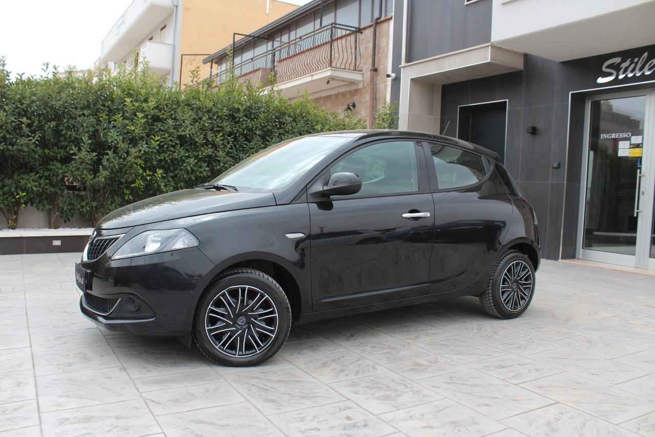 Lancia Ypsilon 1.0 FireFly 5 porte S&S Hybrid Ecochic Silver