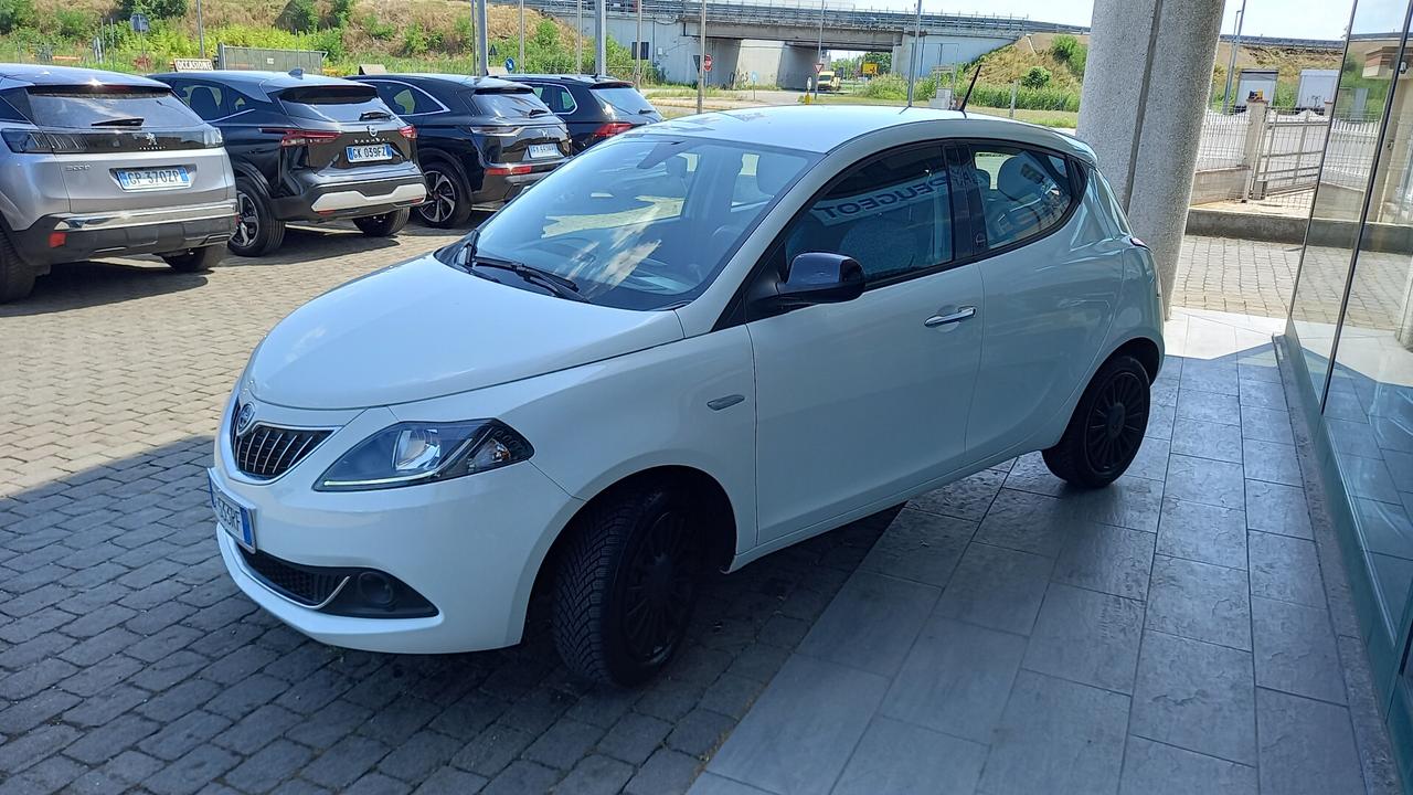 Lancia Ypsilon 1.0 FireFly 5 porte S&S Hybrid Ecochic Silver