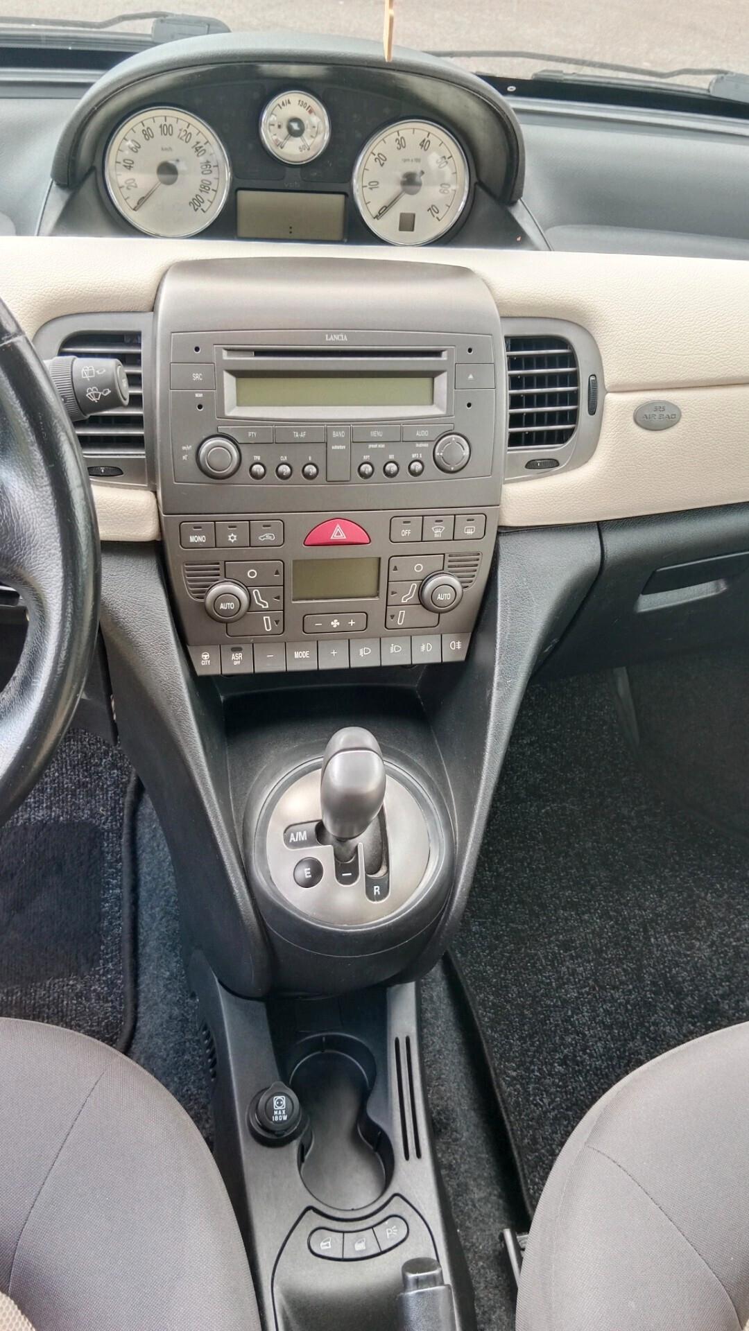 Lancia Ypsilon 1.4 16V Oro