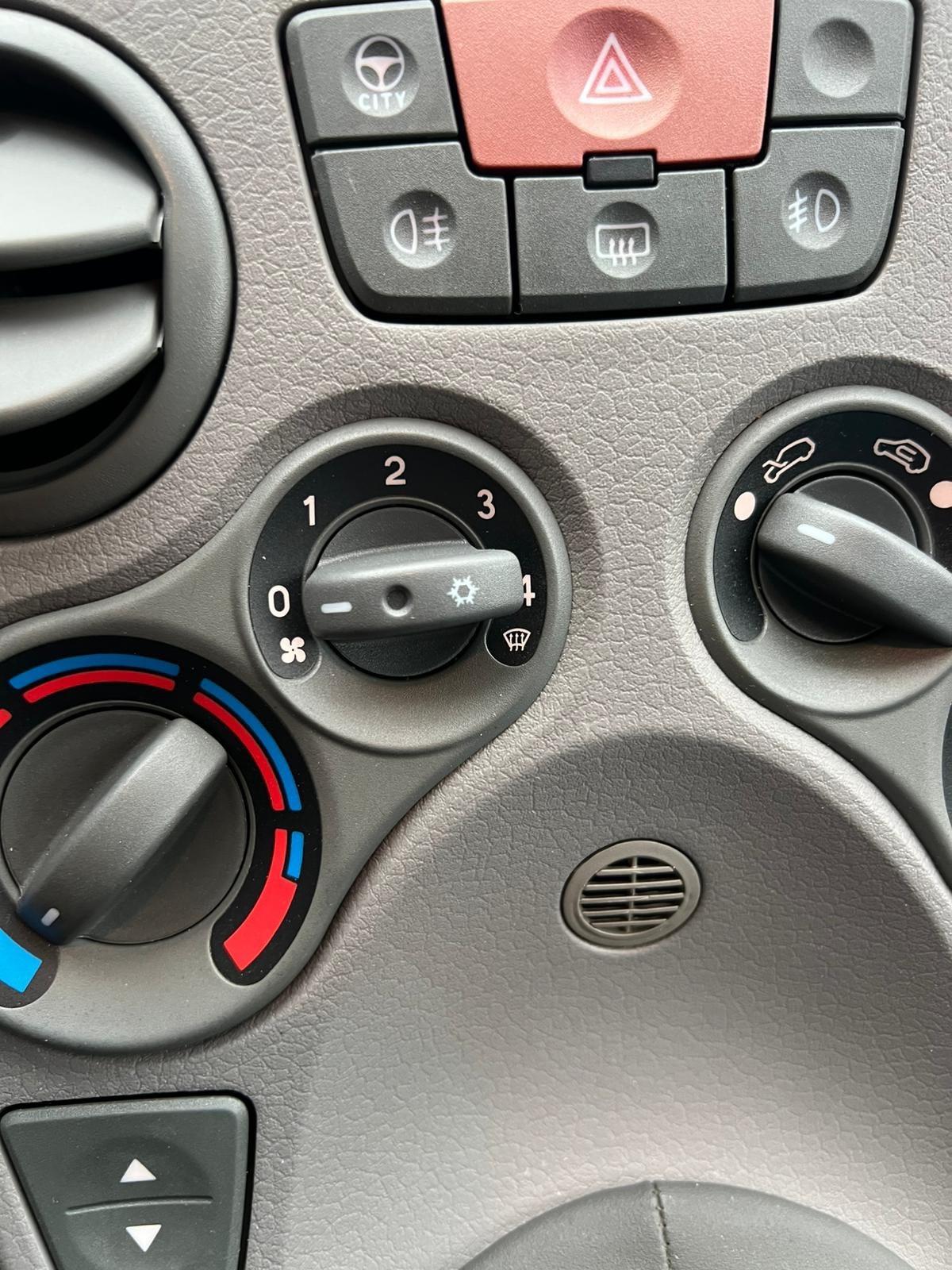 FIAT PANDA 1.2 BENZINA ANNO 2004 X NEOPATENTATI