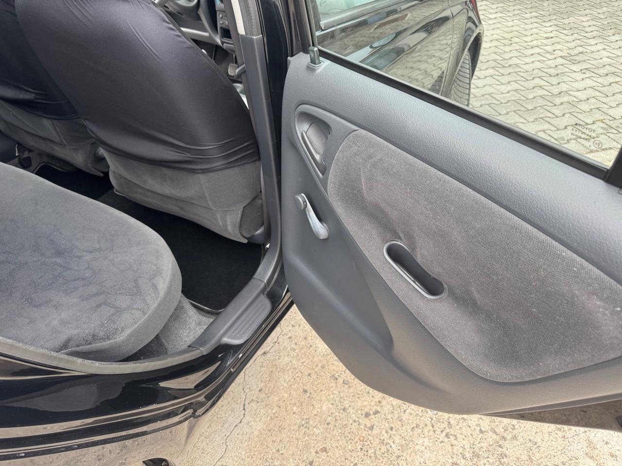 Toyota Yaris 1.0i 16V cat neopatentati 120000km