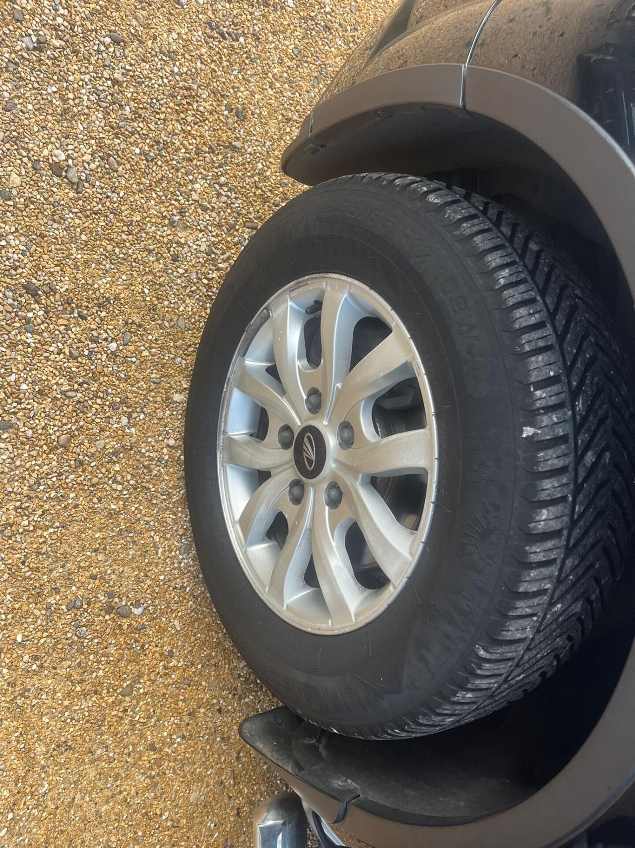 XUV500 2.2 16V FWD W8 (7 POSTI)