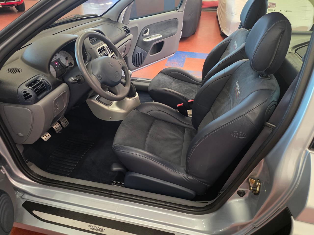 Renault Clio 3.0 V6 24V cat 3 porte Sport