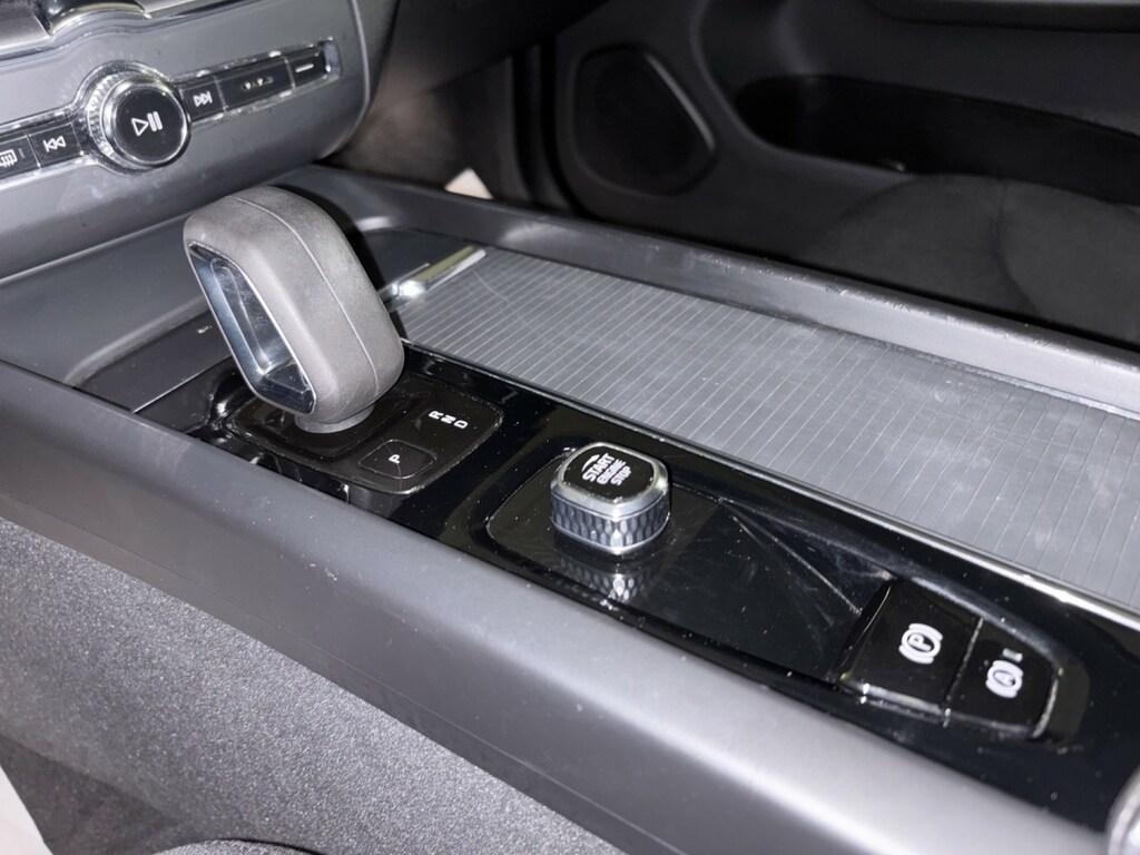 Volvo XC60 2.0 B4 Momentum Pro AWD Auto