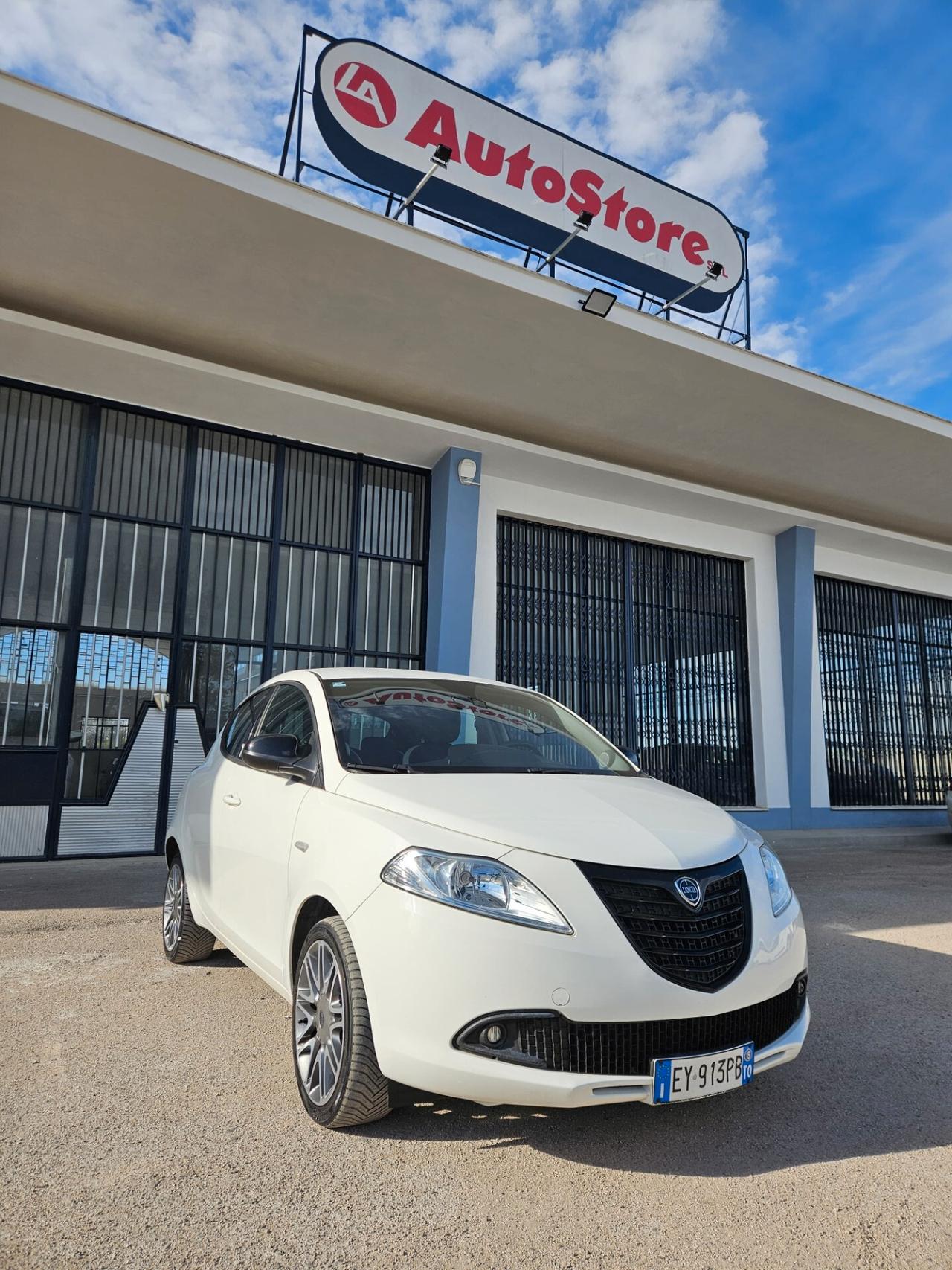 Lancia Ypsilon 1.2 69 CV 5 porte S Momodesign
