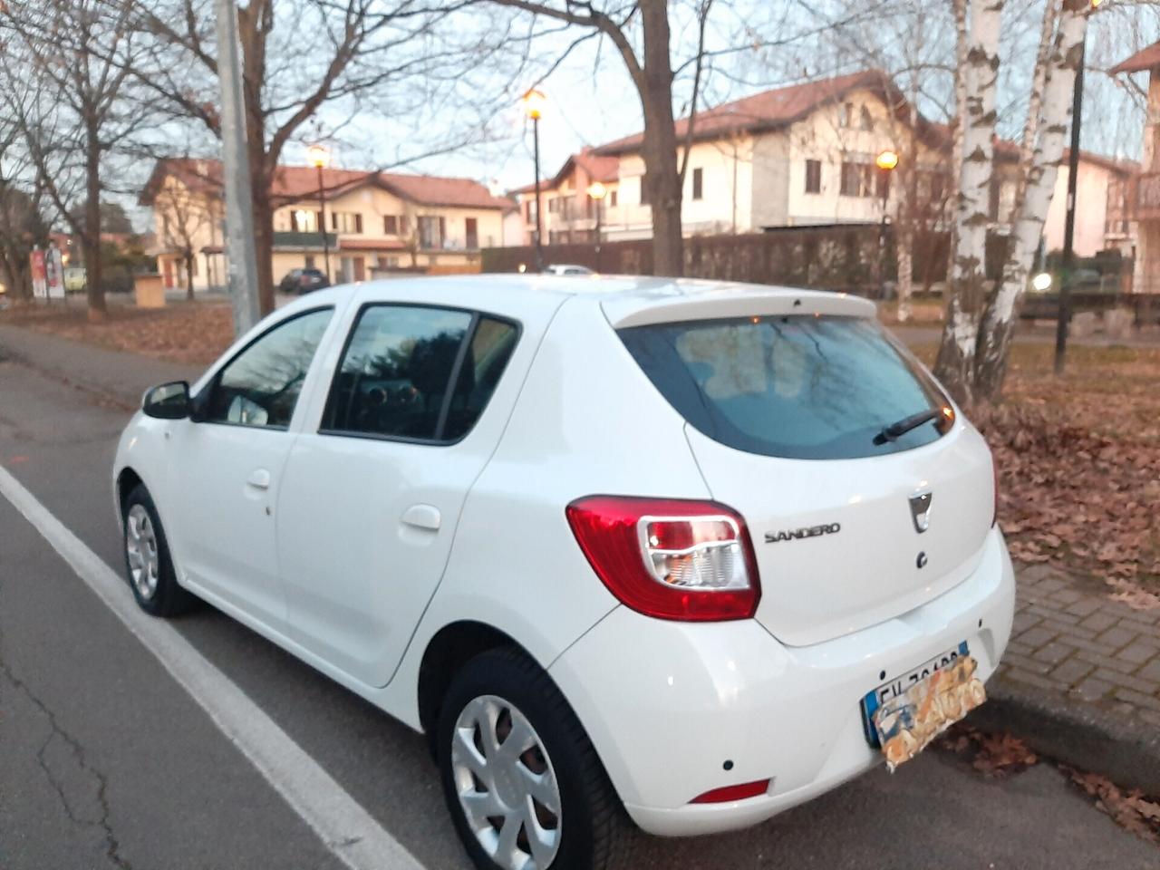 Dacia Sandero 1.2 GPL 75CV Laur&amp;amp;amp;eacute;ate KM 220 MILA A 2.999 EURO