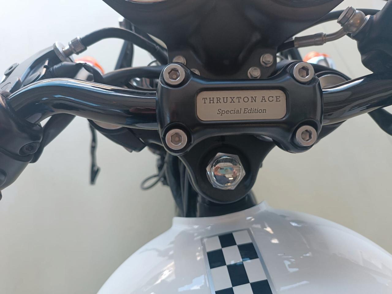 Triumph Thruxton Ace 900