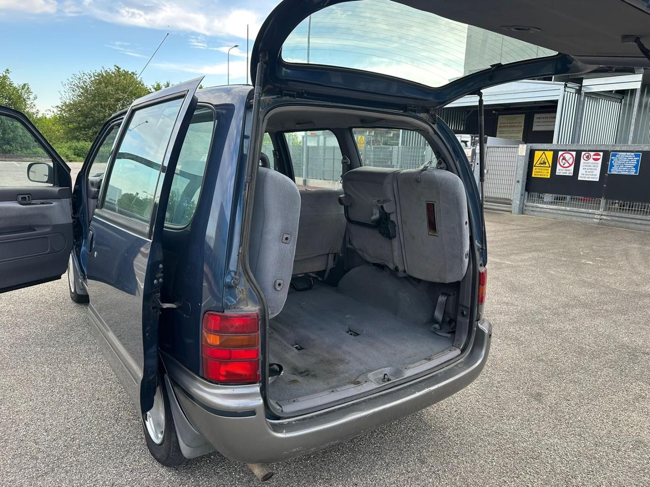 Nissan Serena 1.6i 16V cat 5 porte SLX