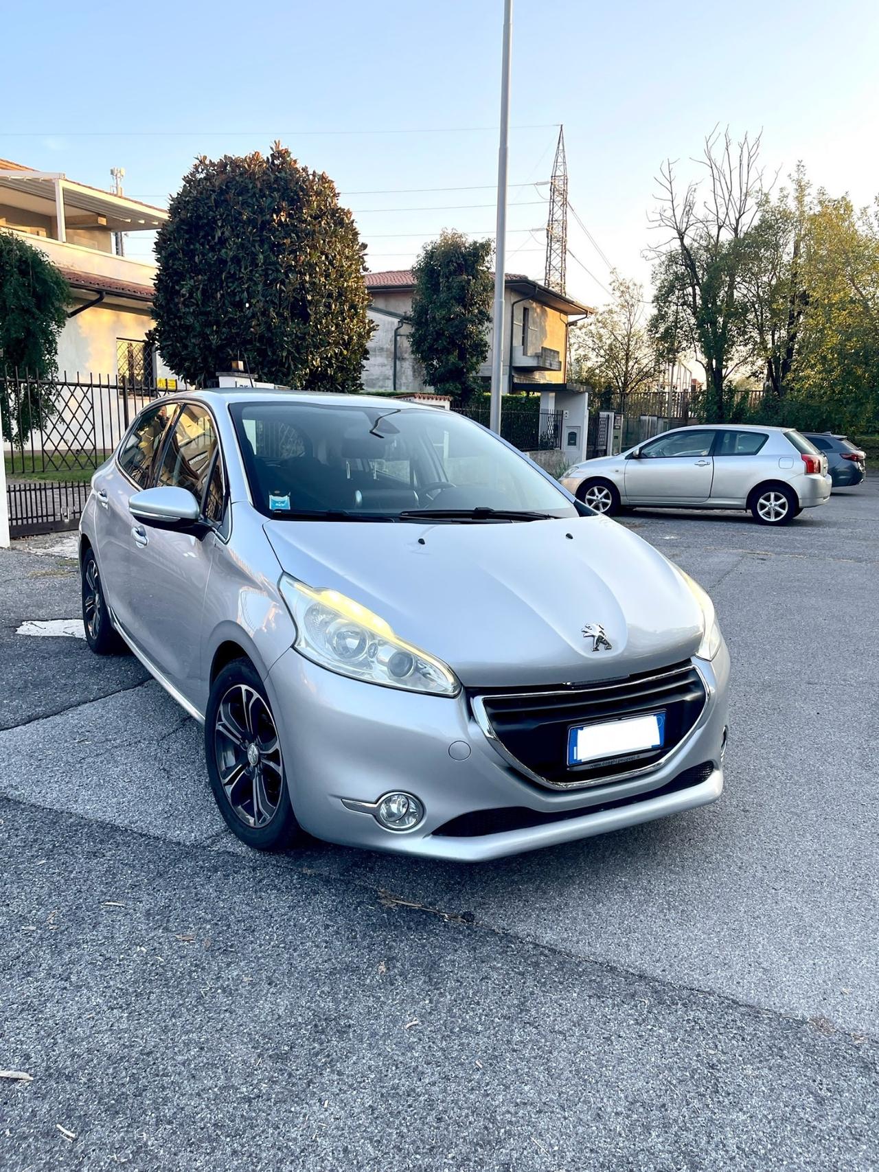 Peugeot 208 1.4 HDi 68 CV 5 porte Allure per Neopatentati 204