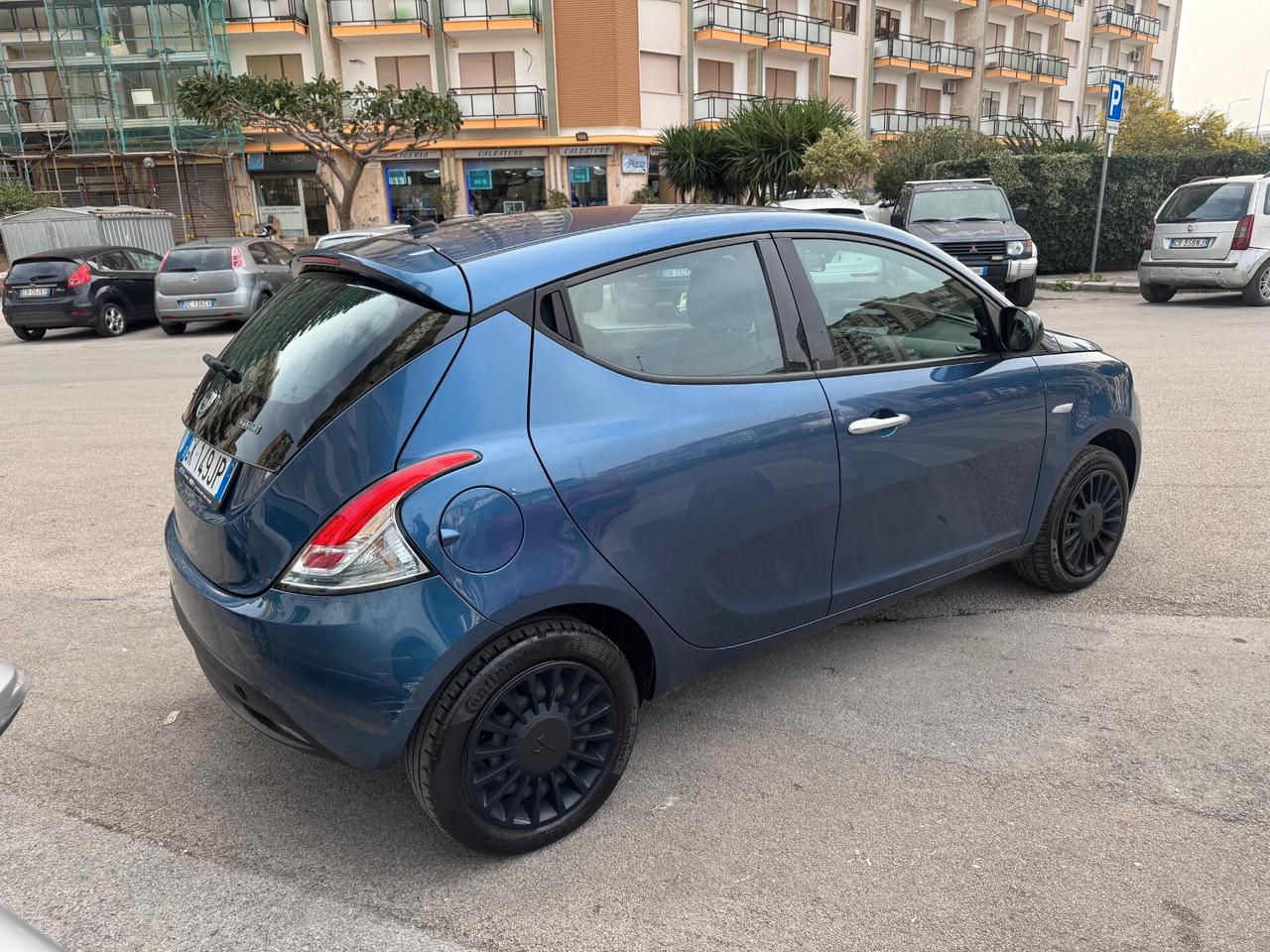 Lancia Ypsilon 1.0 FireFly 5 porte S&S Hybrid Ecochic Silver