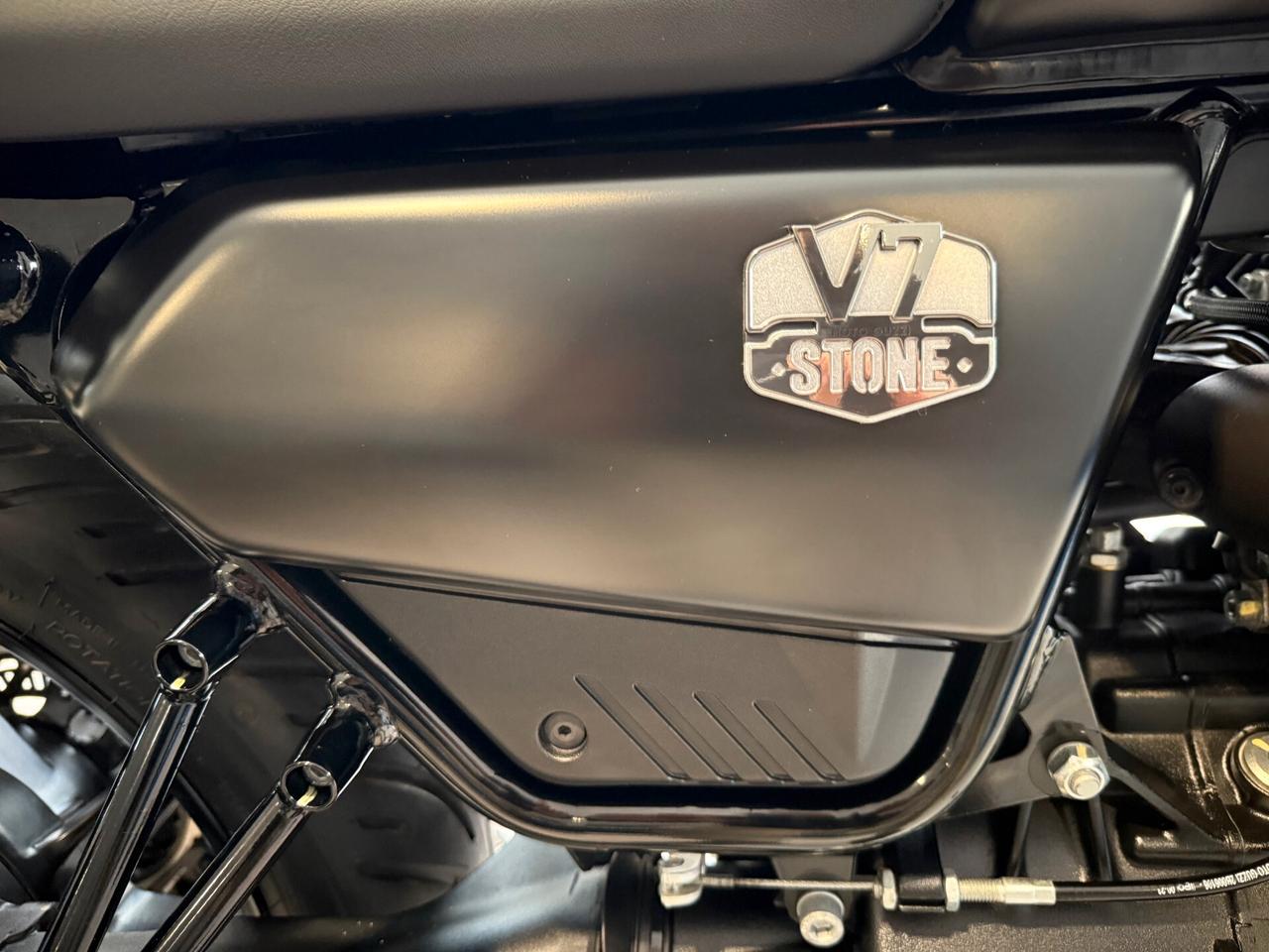 Moto Guzzi V7 IV Stone €5