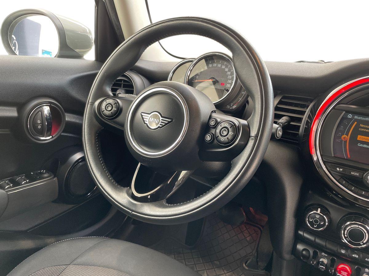 MINI Mini IV F55 2018 5p - Mini 5p 1.5 One Baker Street 102cv aut
