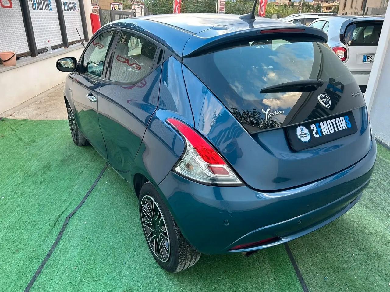 Lancia Ypsilon 1.0 FireFly 5 porte S&S Hybrid Silver