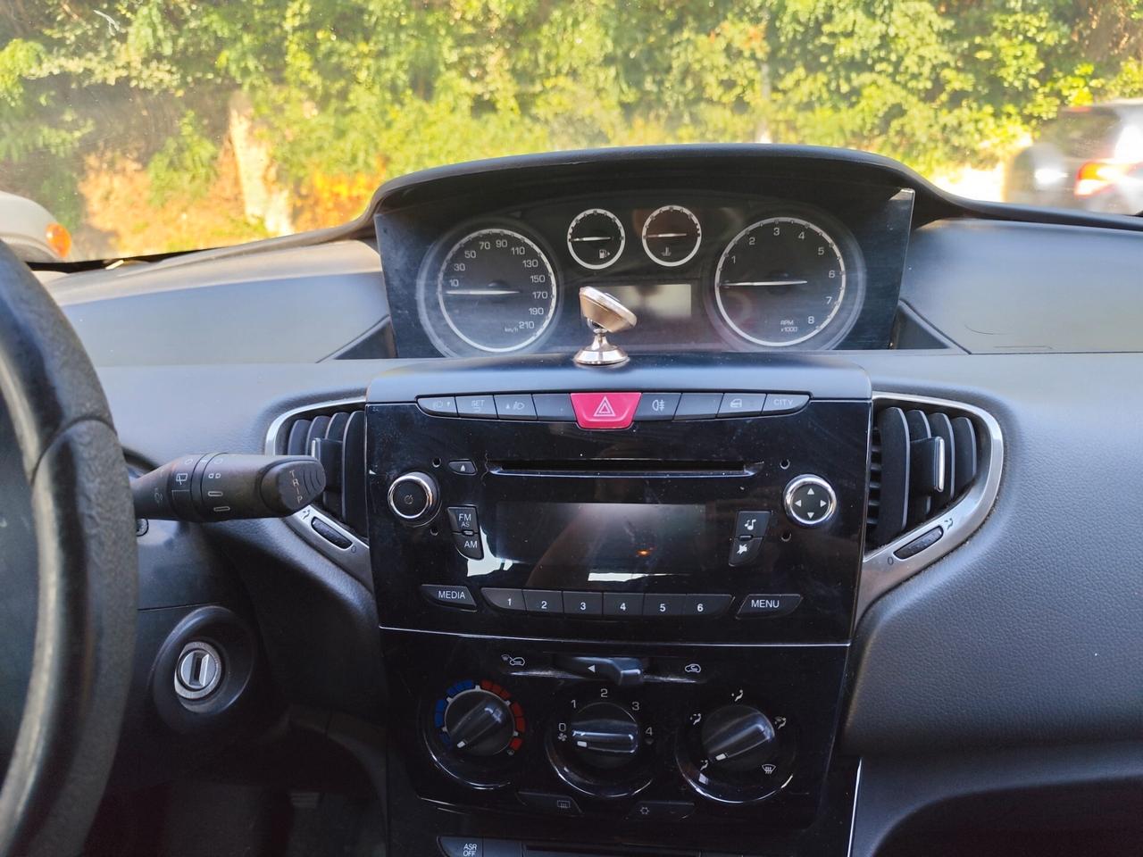 Lancia Ypsilon 1.2 69 CV 5 porte GPL Ecochic Silver