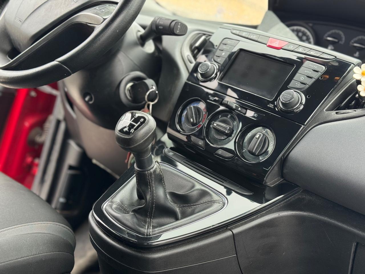 Lancia Ypsilon 1.3 MJT 95CV PLATINUM 12MESI DI GARANZIA 1 PRO