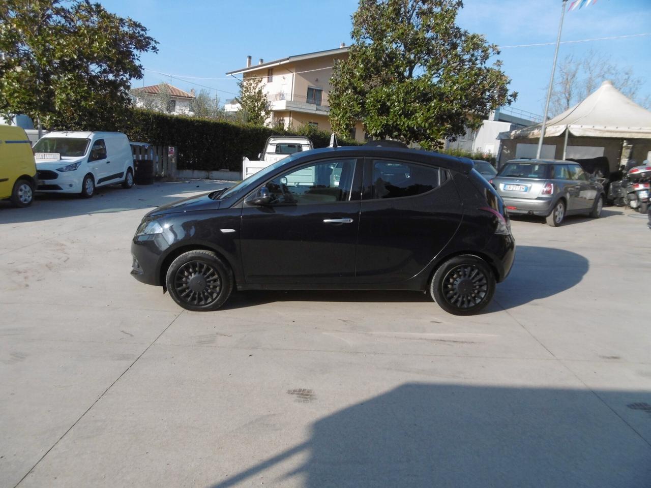 Lancia Ypsilon 1.0 FireFly 5 porte S&S Hybrid Silver