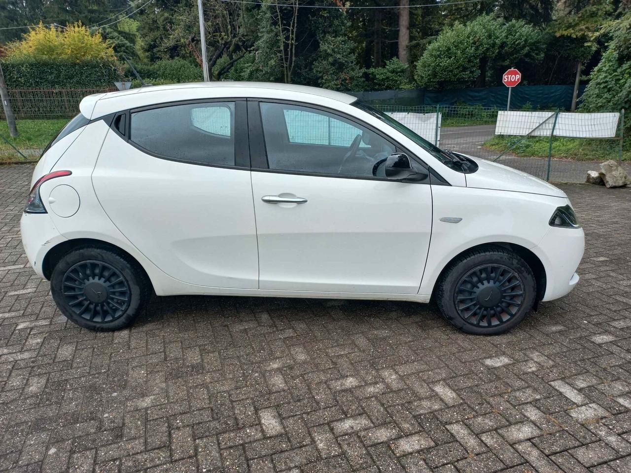 Lancia Ypsilon 1.0 FireFly 5 porte S&S Hybrid Ecochic Silver