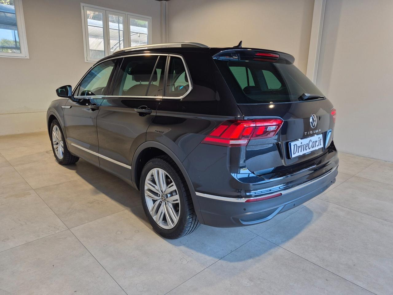 Volkswagen Tiguan 2.0 TDI LIFE 150CV DSG LED APPLE CAR PLAY/ANDROID AUTO ACC AMBIENT LIGHT(30 TONALITÀ) CLIMA 3 ZONE WIRELESS VETRI PRIVACY