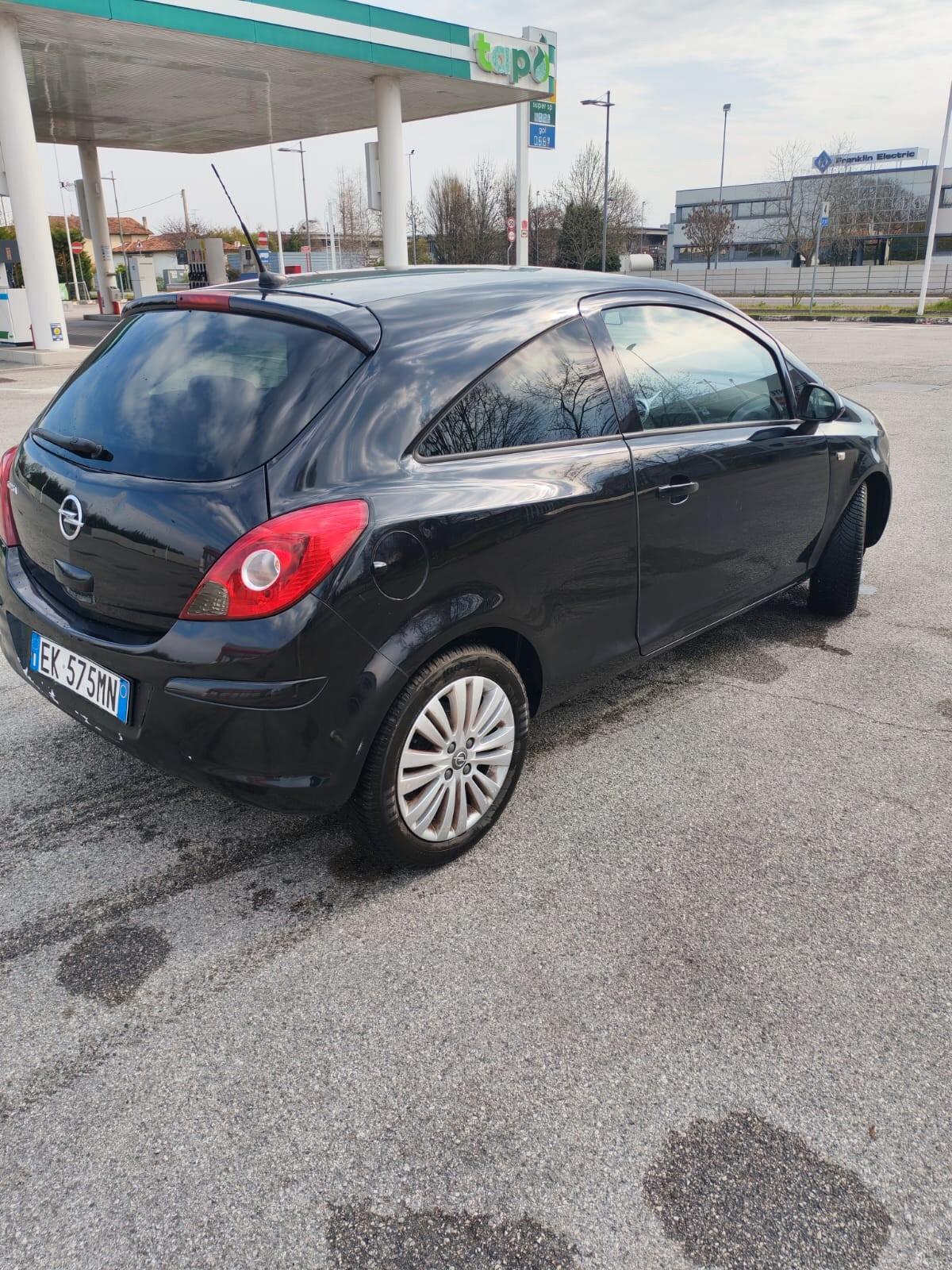 Opel Corsa 1.2 3 porte b-color