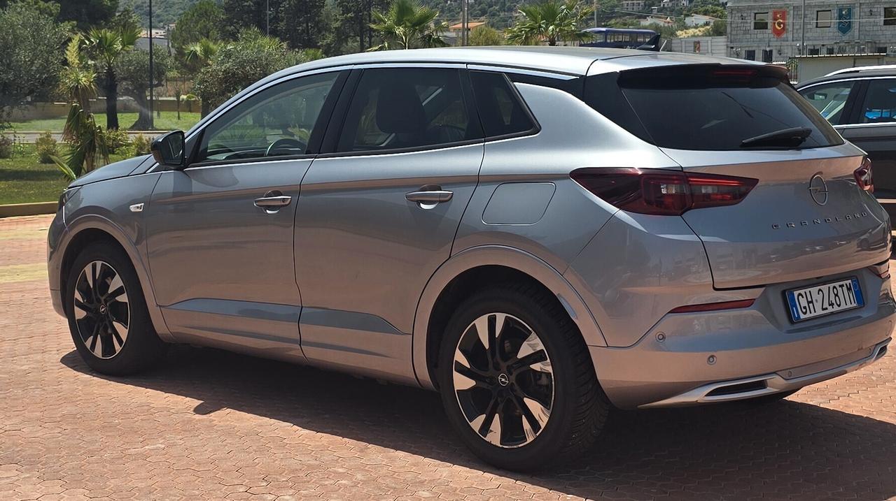 Opel Grandland 1.6 PHEV 224 CV Plug-In Hybrid Business Elegance – Efficienza e Comfort Premium