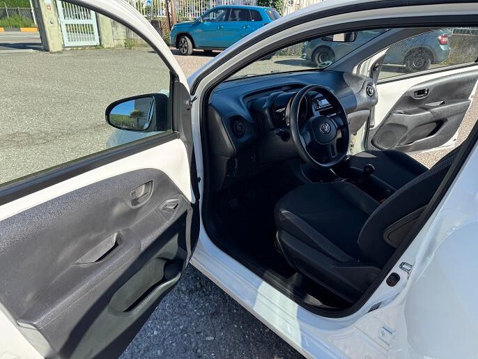 Toyota Aygo 1.0 VVT-i 69 CV 5 porte x-clusiv Black & White