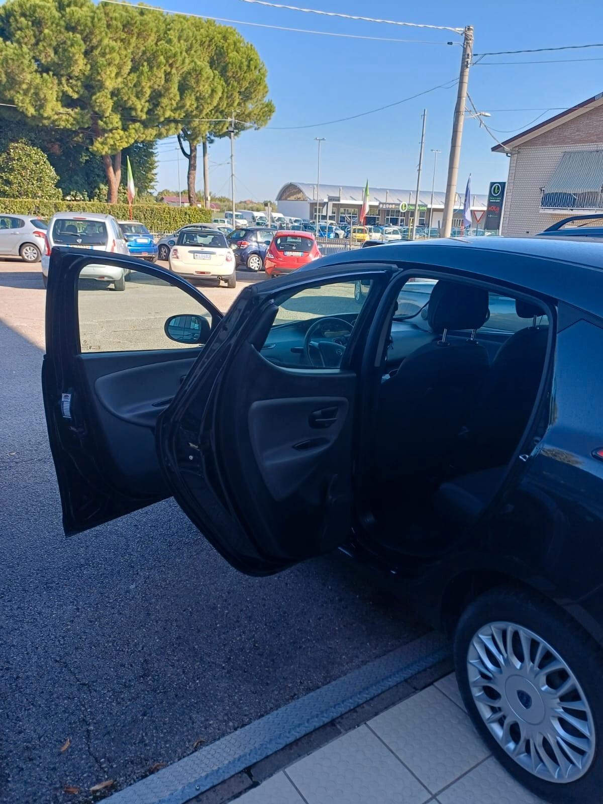 Lancia Ypsilon 1.2 69 CV 5 porte Silver