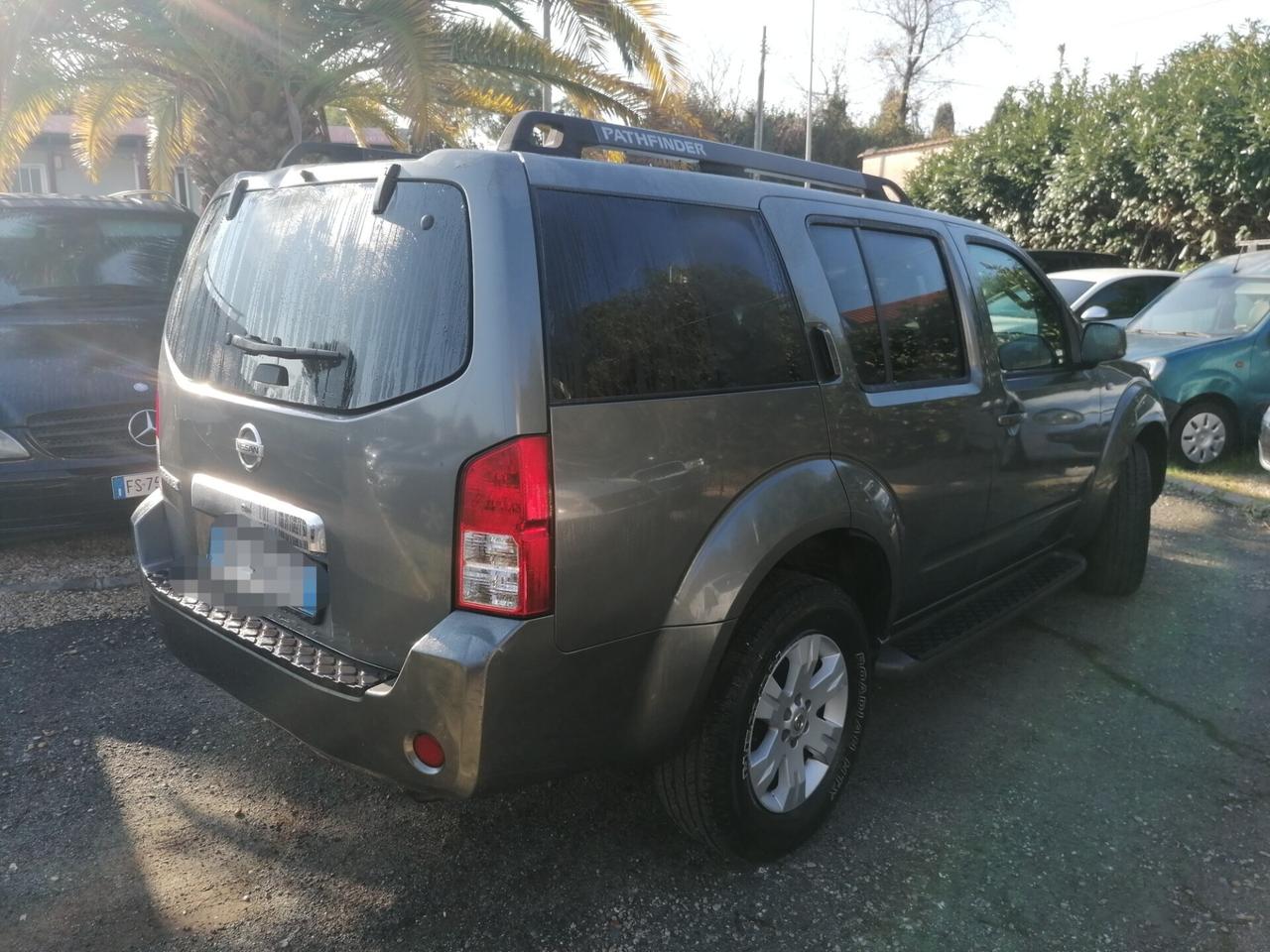 Nissan Pathfinder 2.5 dCi SE