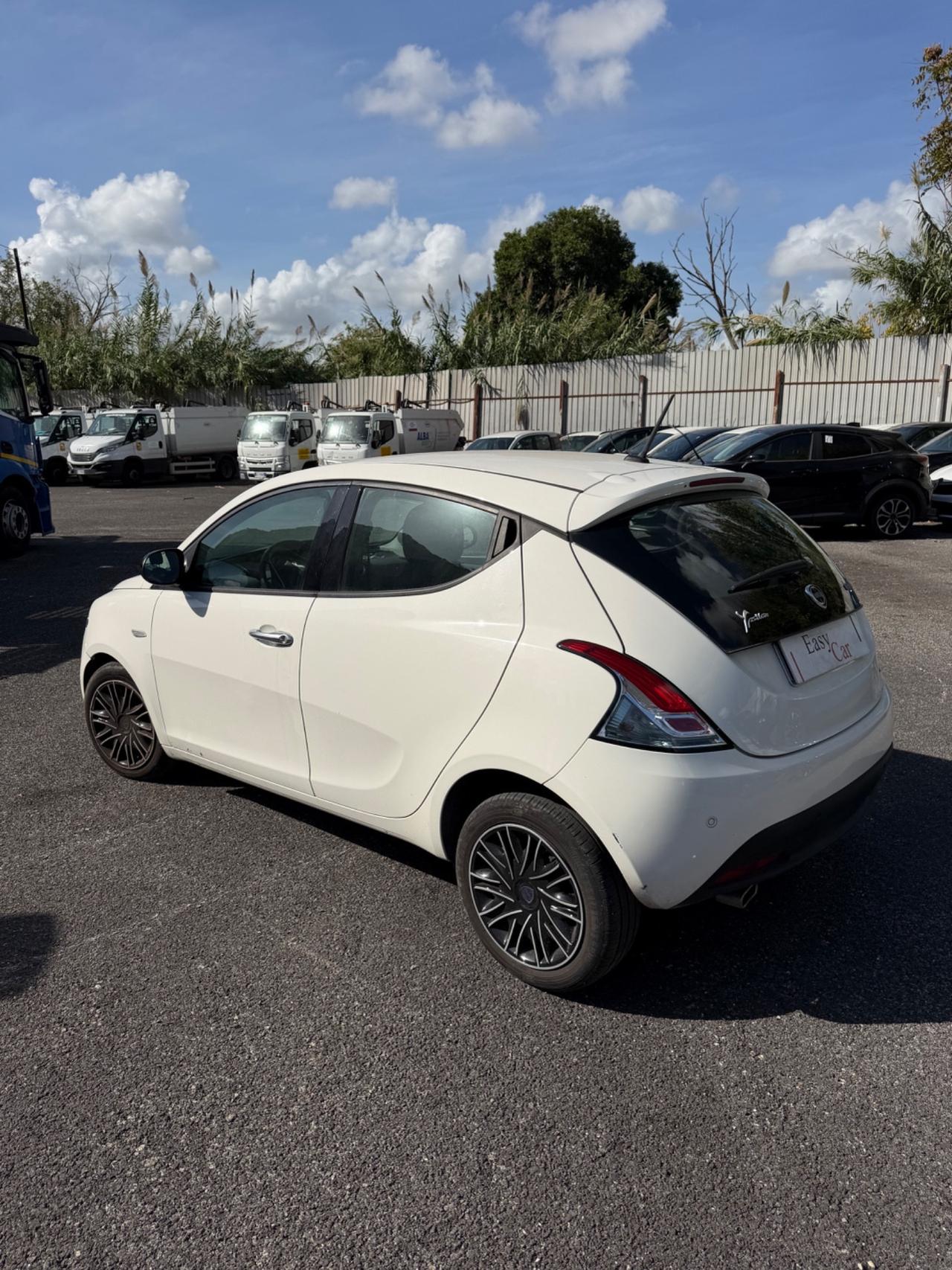Lancia Ypsilon 1.0 Hybrid SINISTRATA
