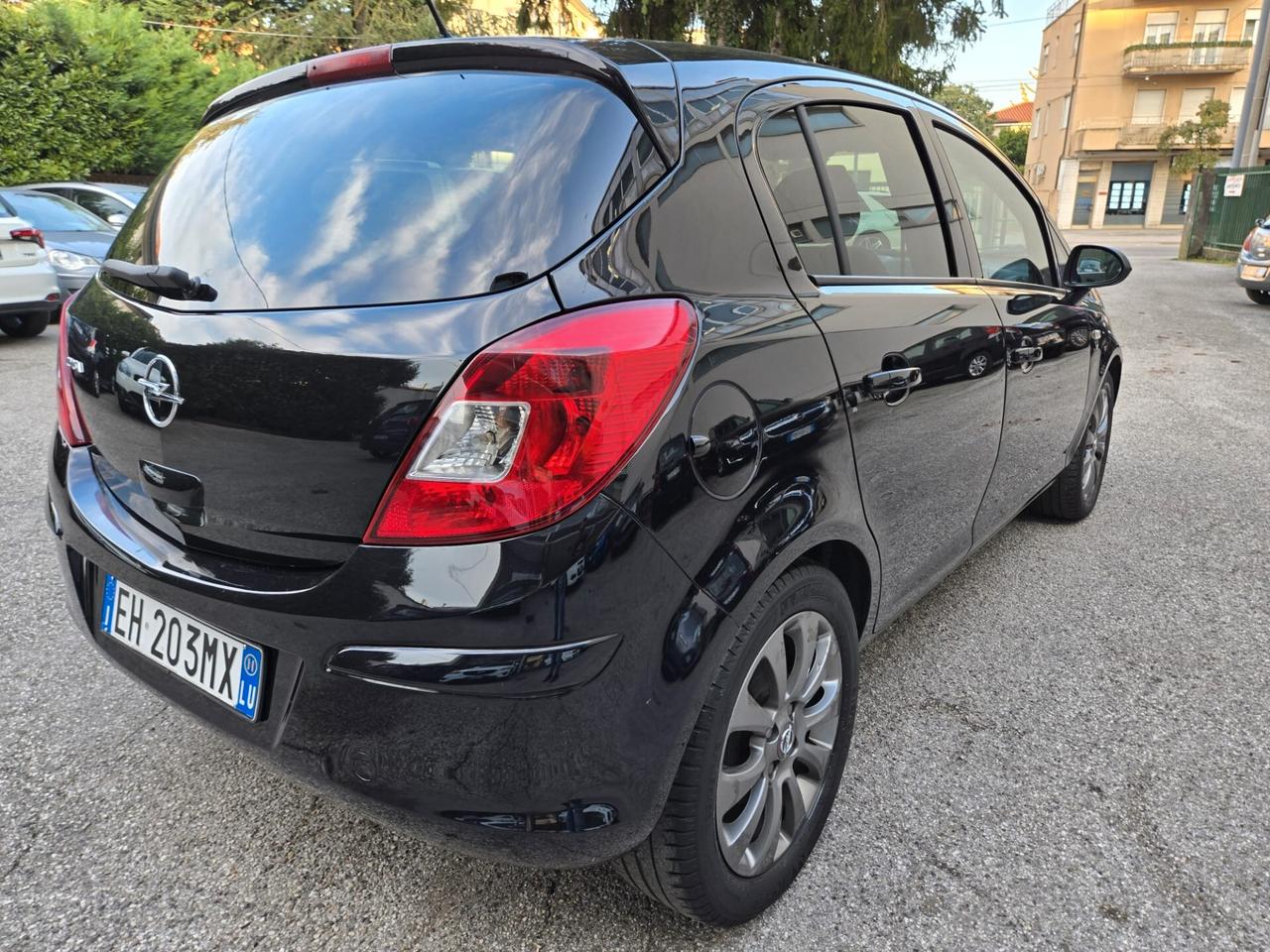 Opel Corsa 1.2 5 porte Cosmo Neopatentati