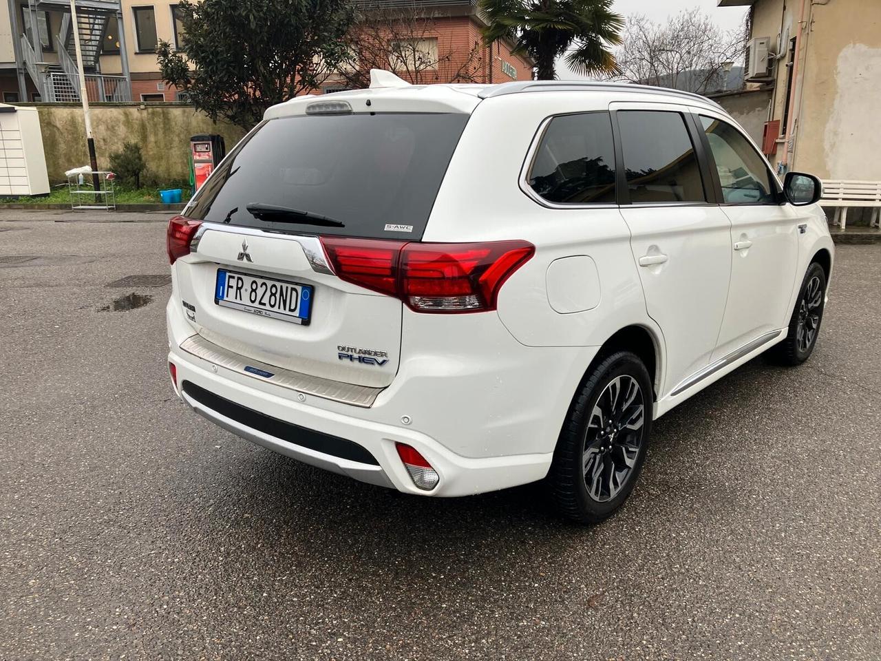 Mitsubishi Outlander 2.0 MIVEC 4WD PHEV Instyle Diamond