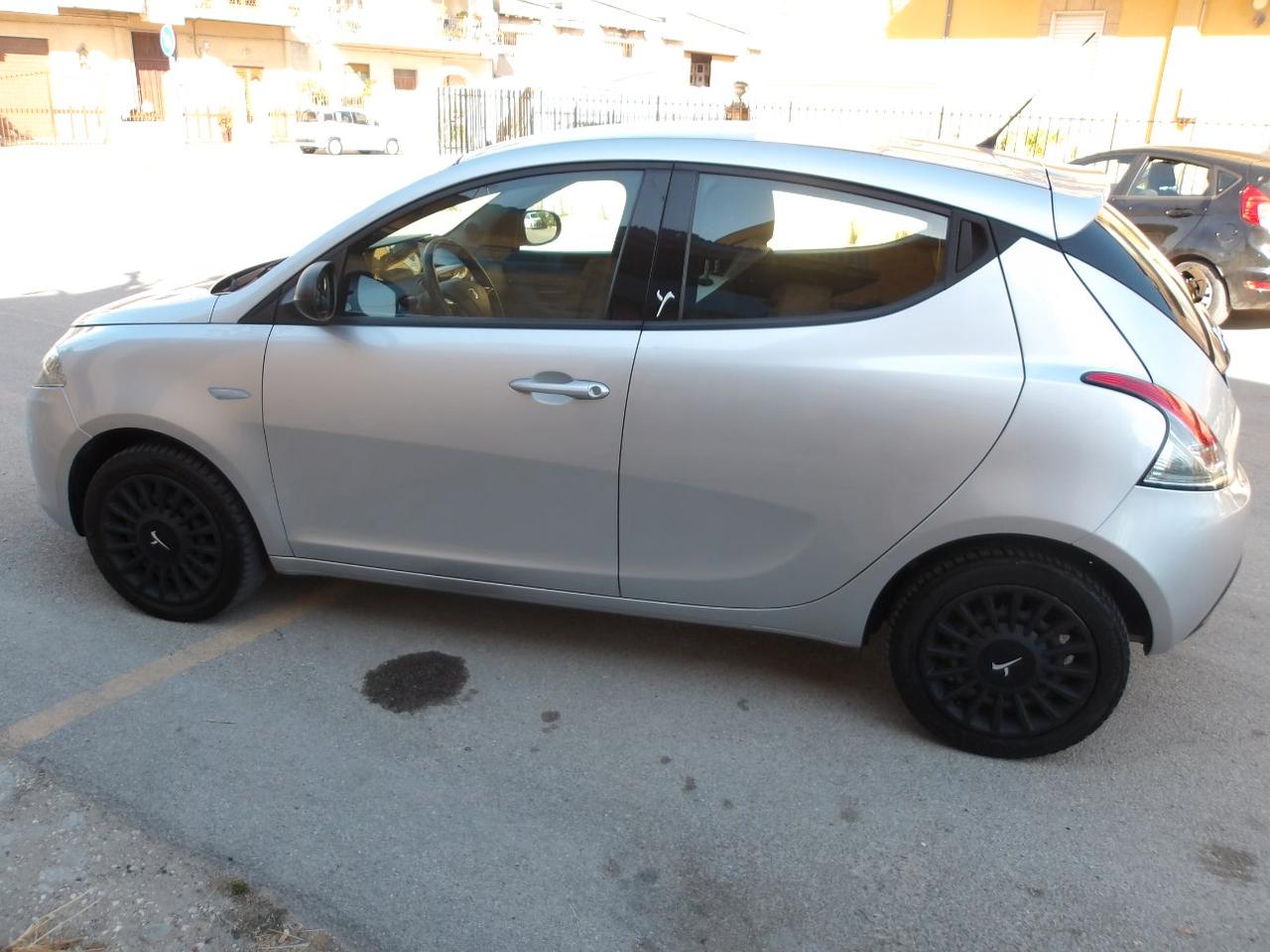 Lancia Ypsilon 5 Porte Ypsilon 1.2 8v Silver c/clima 69cv
