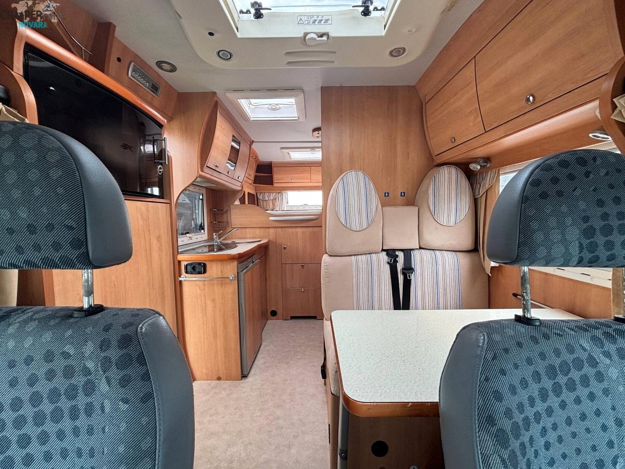 LAIKA X 595 C VAN - Semintegrale con letto matrimoniale in coda e garage (volume interno 68x103 )