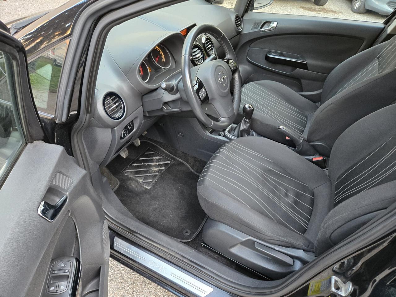 Opel Corsa 1.2 5 porte Cosmo Neopatentati