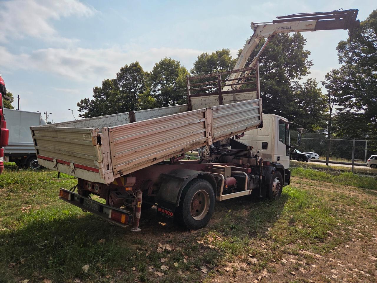 Iveco Eurocargo 120E18K Rib trilaterale con Gru